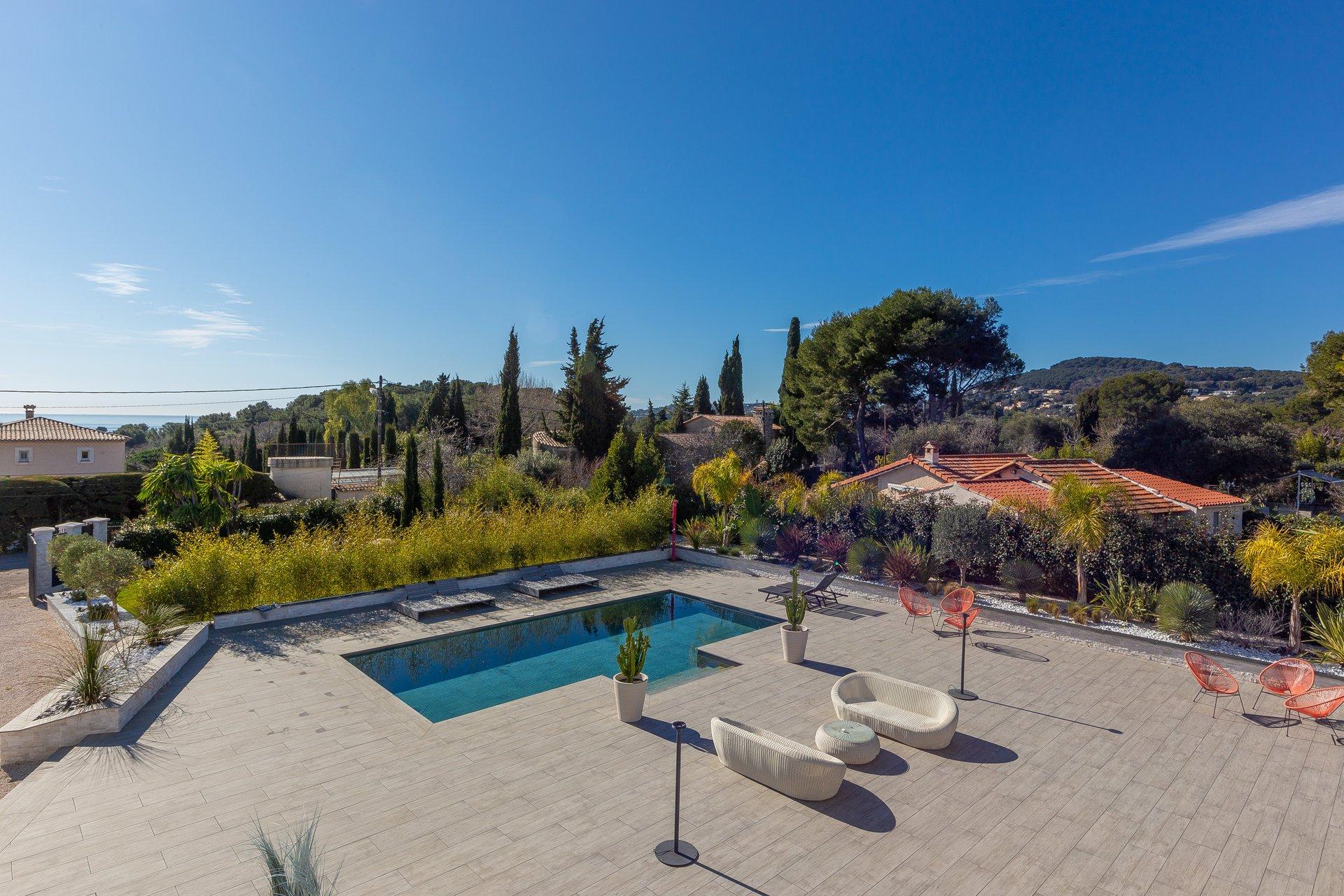 ANTIBES- Villa contemporaine avec piscine et vue mer